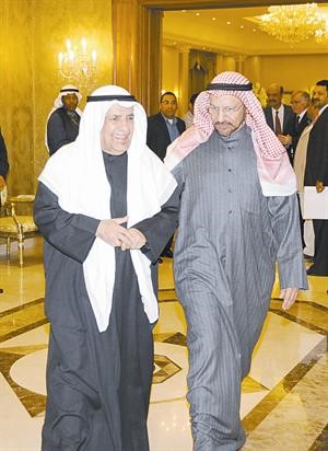 علي الغانم وعبدالوهاب الوزان خلال وصولهما لحضور الحفل
