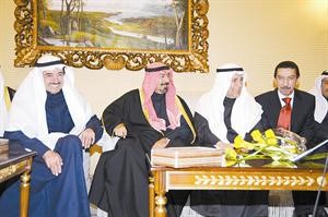 الشيخ دمحمد الصباح متوسطا ناصر الخرافي وعلي الغانم ويبدو السفير المصري طاهر فرحات