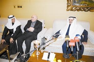ناصر الخرافي وابراهيم دبدوب خلال الحفل

