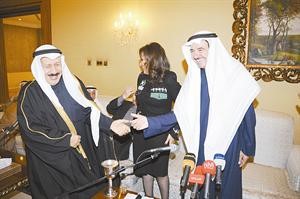 ناصر الخرافي مستقبلا جواد بوخمسين وتبدو شيخة البحر