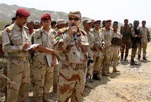 وزير الدفاع اليمني محمد ناصر احمد خلال اعطائه التوجيهات للجيش في صعدة امس											افپ﻿