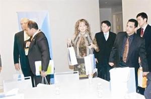  وتوزع الهدايا على الوفد الزائر﻿