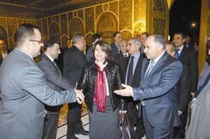 الوزيرة لمياء عاصي مصافحة كلا من احمد دياب وفراس الشنتا من السفارة السورية ﻿