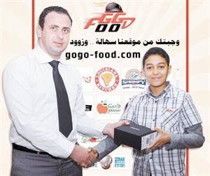 احد الفائزين يتسلم جائزته
