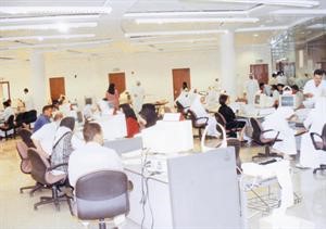 موظفو الهيئة يتابعون تجهيز بطاقات المراجعين﻿