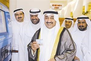 جاسم الخرافي متسلما بطاقته الذكية﻿