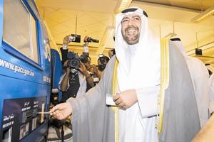  والشيخ احمد الفهد اثناء تسلمه البطاقة الذكية﻿