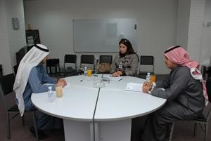 الشلاحي والغيص يتحدثان للزميلة الاء خليفة فريال حماد
