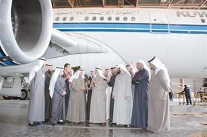 الوزير مطلعا على عمليات صيانة طائرات الكويتية