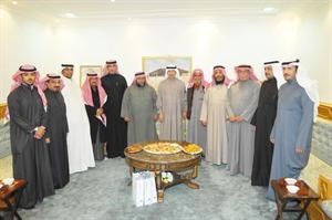 جانب من رواد ديوانية الناشط السياسي محمد الهاجري