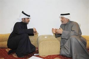المستشار ناصر المصري يتحدث للزميل حسين البريكان