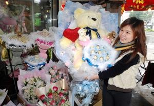 فتاة صينية تشتري هدايا عيد الحب							 اپ
﻿
