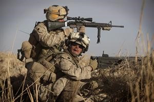 اثنان من قوات المارينز المشاركة في عمليات الناتو ضد طالبان بعد الانزال شمال بلدة مرجه في اقليم هلمند امسافپ
﻿