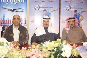 الشيخ احمد الجابر متوسطا عادل الغريب وعبدالله العدواني