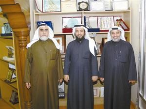من اليسار مدير المبرة دعبدالمحسن الخرافي وخليل الشطي يتوسطهما الزميل ضاري المطيري