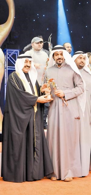 علي وحيدي اثناء تسلمه جائزة افضل عرض متكامل في مهرجان الخرافي الاخير