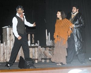 مشهد من مسرحية دماء بلا ثمن﻿
