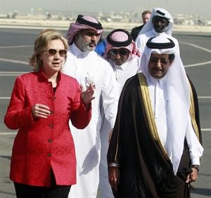 السفير القطري في اميركا علي الحجري مستقبلا وزيرة الخارجية الاميركية هيلاري كلينتونفي مطار الدوحة امساپ
