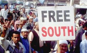يمنيون يتظاهرون رافعين لافتة تنادي بحرية الجنوب امس ﻿﻿افپ﻿