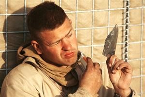 جندي مارينز يقوم بحلاقة ذقنه في مراة مكسورة بقاعدة اميركية في مرجة ﻿﻿افپ﻿