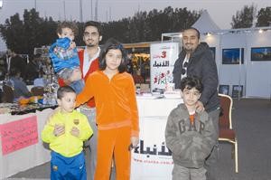 الاعلامي عبدالله بوفتين ونجله عبدالرحمن وعدد من ابناء اقاربه ومشعل الغانم في جناح الانباء سعود سالم