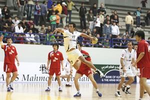اللبناني خضر نحاس مسددا نحو المرمى الكوري الجنوبي عدنان الحاج علي