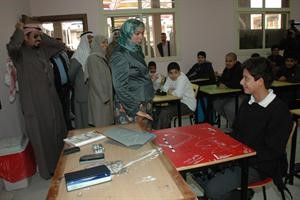 منى اللوغاني تتحدث الى طالب في احد الفصول﻿