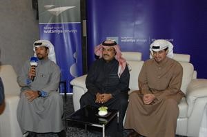 اصيل ابوبكر سالم في الوسط وعلى يساره احمد الدوغجي اثناء المؤتمر الصحافي