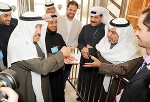 جانب من السجال بين النائبين مسلم البراك وخلف دميثير خلال تواجدهما في المجلس امس بحضور عدد من الزملاء الصحافيينمتين غوزال