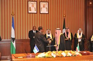 صاحب السمو الامير الشيخ صباح الاحمد والملك ليتسي الثالث ملك ليسوتو يشهدان توقيع الاتفاقية﻿