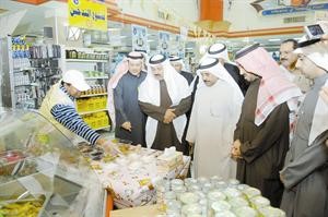 ويتفقد اقسام تعاونية النسيم
