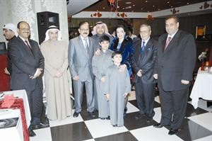 غدير الصقعبي ونجلاها وعبدالعزيز حوحو وبعض المشاركين في التكريم﻿