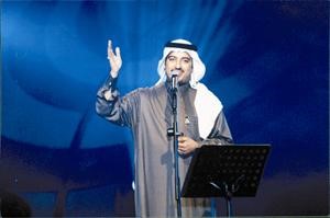 اصيل ابوبكر سالم وفي الاطار شعار مهرجان ليالي فبراير