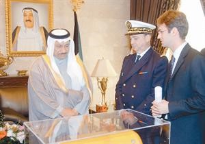 النائب الاول يطلع على احد الاجهزة في المركز
