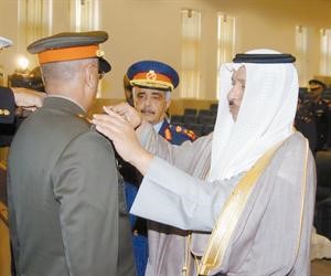 الشيخ جابر المبارك يقلد الحميضي رتبة فريق﻿