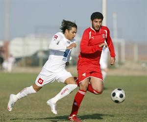 لاعب الصليبخات حمود ملفي يلاحق البرازيلي روجيروعادل يعقوب