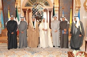 صاحب السمو الامير خلال لقائه دصلاح المضحي وماياد الخرافي وفريق عمل موسوعة الشعاب المرجانية بالكويت﻿