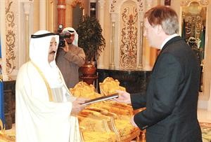صاحب السمو الامير الشيخ صباح الاحمد يتسلم اوراق اعتماد السفير البريطاني