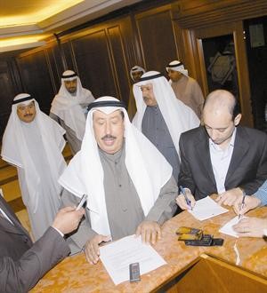 احمد الهارون متحدثا للصحافيين عقب انعقاد الاجتماع الطارئ للجنة السوق﻿