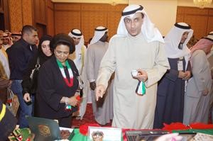اللواء فيصل الجزاف والشيخة فريحة الاحمد خلال جولتهما في المعرض﻿