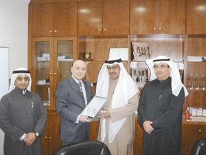 صالح السلمي يقدم درع الاتحاد لهشام ابوجودة
