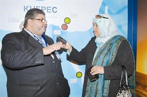 فهد العجمي متحدثا للزميلة هناء السيدناصر عبدالسيد