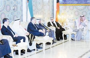 الرئيس فؤاد السنيورة متحدثا في ديوان البابطين بحضور عبدالعزيز البابطين وعيسى العثمان وناصر الساير وعبدالرحمن الجلال ودبسام النعماني
