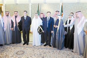 السنيورة متوسطا ناصر الساير وعبدالرحمن الجلال ويظهر عبدالعزيز البابطين وعيسى العثمان والسفير اللبناني دبسام النعماني وجانب من الحضور