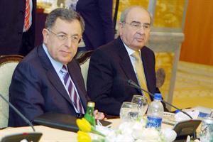 رئيس مجلس الاعيان الاردني طاهر المصري مع فؤاد السنيورة خلال المؤتمر