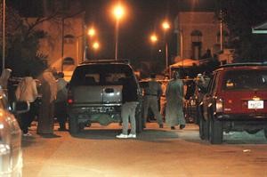 رجال الشرطة يحيطون بالمنزل الذي شهد الجريمة المروعة﻿﻿سعود سالم﻿