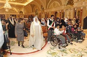 صاحب السمو الامير لدى استقباله الطلبة المتفوقين والمبدعين بحضور دموضي الحمود
