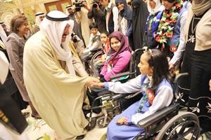 صاحب السمو مصافحا احدى الطالبات
