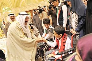صاحب السمو الامير مصافحا احد الطلاب
