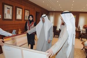 الشيخ فيصل المالك يطلع على لوحة للفنانة اميرة اشكناني﻿